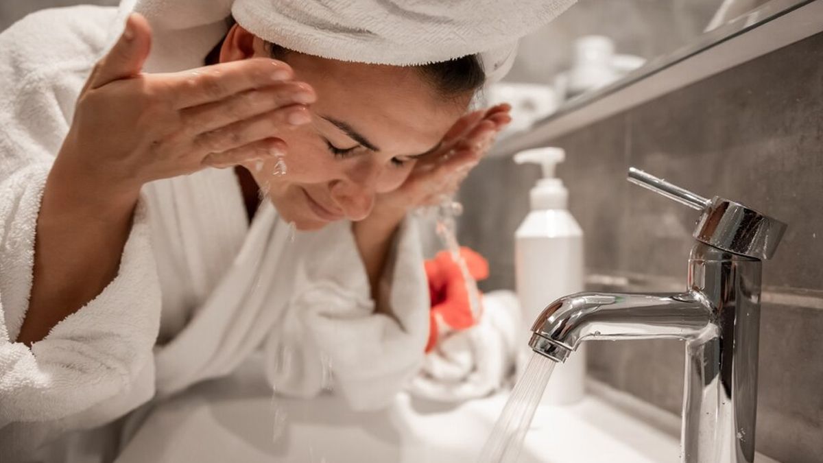 rửa mặt bằng nước ấm hằng ngày có tốt không hình 4.jpg