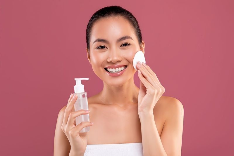 Sau khi nặn mụn, làn da rất dễ kích ứng nên việc lựa chọn toner cần đặt yếu tố dịu nhẹ và phục hồi lên hàng đầu