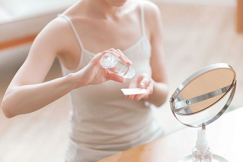 Dùng miếng bông cotton mềm, thấm đẫm lượng toner vừa đủ để đảm bảo da không bị cọ xát quá mạnh