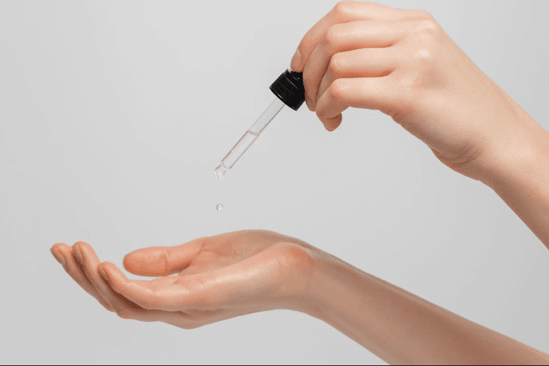 khi chọn serum trị mụn cho da dầu, hãy ưu tiên các loại có kết cấu mỏng nhẹ như dạng lỏng (liquid), gel, hoặc essence.