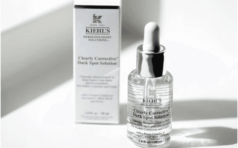 Serum căng bóng da Kiehl's Clearly Corrective Dark Spot Solution mang lại làn da rạng rỡ, giảm thiểu các dấu hiệu xỉn màu và thâm mụn