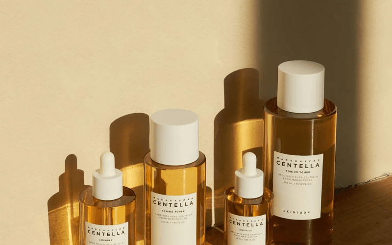 SKIN1004 Madagascar Centella Ampoule không chỉ cấp ẩm tức thì, mà còn làm dịu da và hỗ trợ phục hồi hàng rào bảo vệ