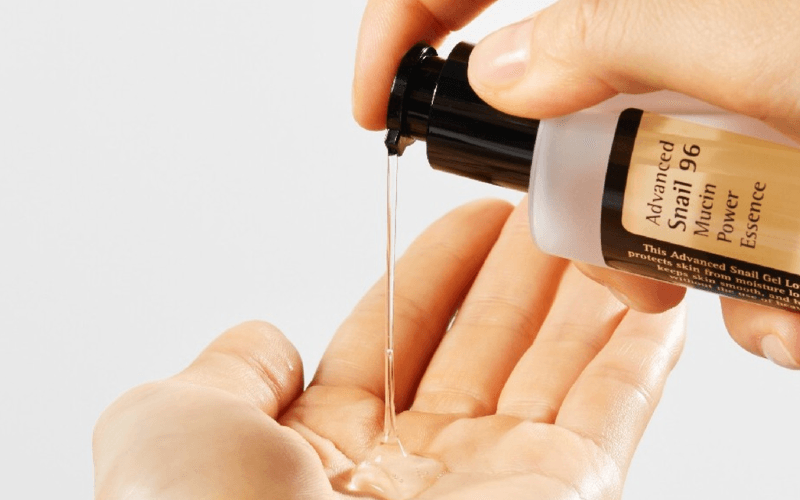 COSRX Advanced Snail 96 Mucin Power Essence với 96% tinh chất ốc sên, serum giúp dưỡng ẩm sâu, làm dịu và cải thiện kết cấu da