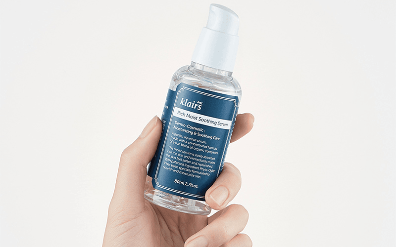 Klairs Rich Moist Soothing Serum giúp cấp ẩm sâu, làm dịu nhanh các vùng da đang kích ứng, đồng thời hỗ trợ phục hồi làn da yếu