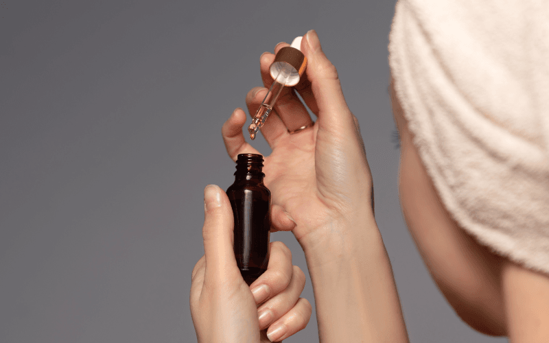 Serum chống lão hóa là một dạng tinh chất dưỡng da chuyên sâu, chứa nồng độ cao các hoạt chất có khả năng cải thiện các dấu hiệu tuổi tác