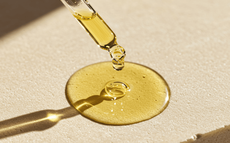 Serum collagen là một loại tinh chất dưỡng da chuyên sâu, thường có kết cấu dạng lỏng hoặc gel nhẹ