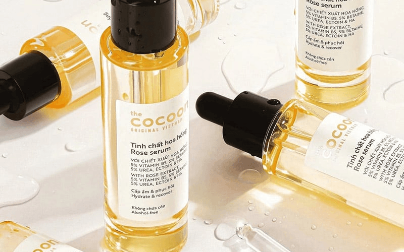 Serum dưỡng ẩm Cocoon Hoa Hồng cấp nước từ thiên nhiên mang đến khả năng cấp nước mạnh mẽ và duy trì độ ẩm lâu dài