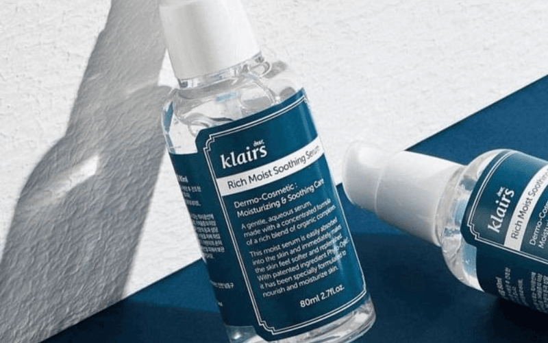 Klairs Rich Moist Soothing Serum là dòng mỹ phẩm Hàn Quốc thiên về sự dịu nhẹ, thuần chay và an toàn cho mọi loại da