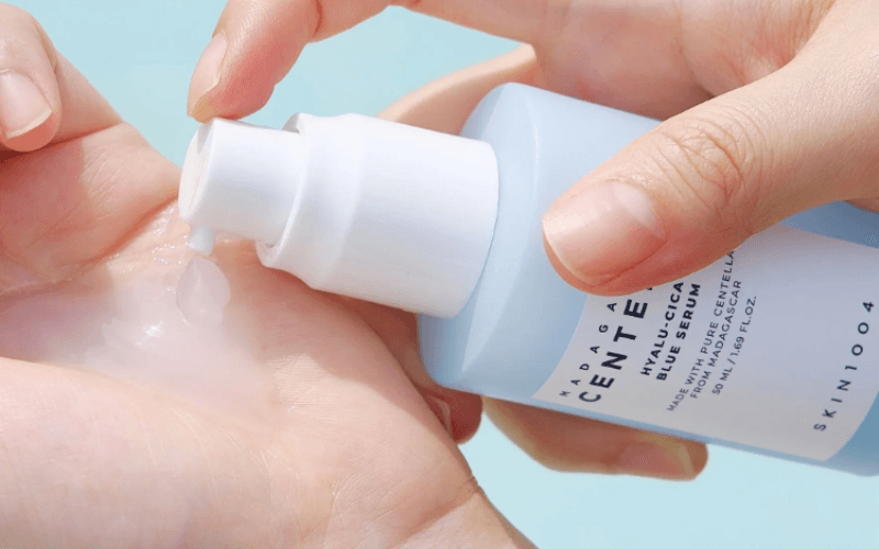 Serum dưỡng ẩm Skin1004 Madagascar Centella Hyalu-Cica Blue Serum hông chỉ hỗ trợ dưỡng ẩm mà còn phục hồi và củng cố hàng rào bảo vệ da một cách hiệu quả