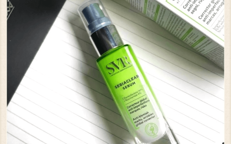 SVR Sebiaclear Serum nổi bật với khả năng cấp ẩm sâu nhờ Hyaluronic Acid, đồng thời hỗ trợ làm dịu, giảm mụn và cải thiện bề mặt da rõ rệt