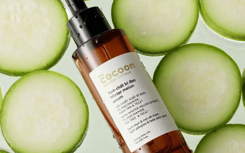 Serum HA cho da dầu mụn The Cocoon Winter Melon Serum không chỉ giúp cấp ẩm, kháng viêm mà còn hỗ trợ phục hồi da, giảm tình trạng mụn và làm dịu các nốt sưng đỏ