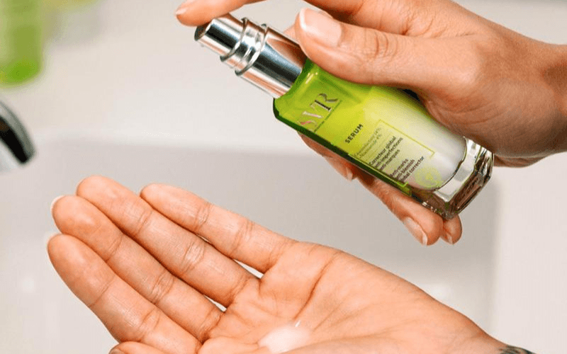 Serum se khít lỗ chân lông SVR Sebiaclear giúp làm sạch tế bào chết nhẹ nhàng, hỗ trợ giảm viêm, ngừa mụn và se khít lỗ chân lông.