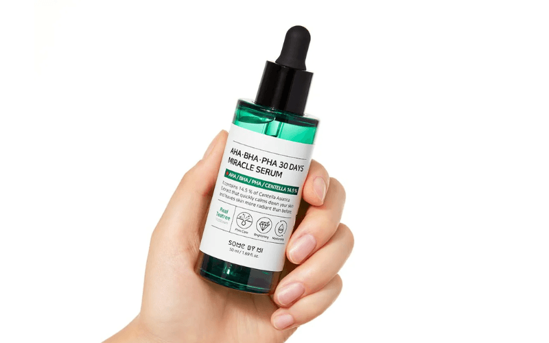 Serum se khít lỗ chân lông Some By Mi AHA-BHA-PHA 30 Days Miracle giúp làm sạch da, loại bỏ tế bào chết và bã nhờn sâu trong lỗ chân lông, từ đó cải thiện kết cấu da.