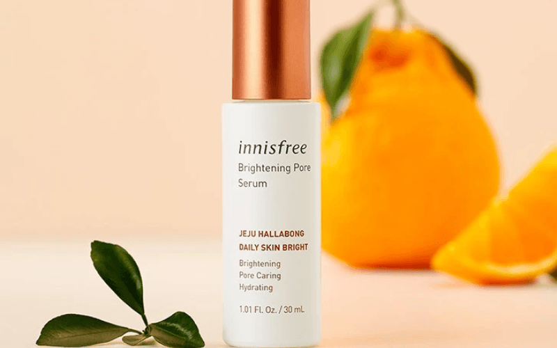 Serum se khít lỗ chân lông Innisfree Whitening Pore Synergy Serum vừa giúp làm sáng da, đều màu, vừa hỗ trợ thu nhỏ lỗ chân lông nhờ chiết xuất vỏ quýt Jeju kết hợp trà xanh.