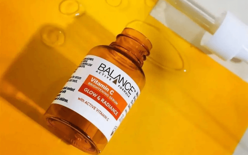 Serum Balance Active Formula trị thâm, sáng da với kết cấu mỏng nhẹ cùng hoạt chất dưỡng da mạnh giúp làm mờ quầng thâm