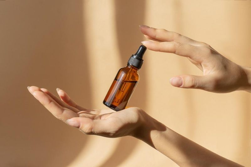 Khi chọn lựa serum Vitamin C cho da dầu mụn, bạn nên ưu tiên các sản phẩm có công thức tối giản nhưng hiệu quả