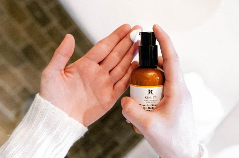 Kiehl's đã bổ sung Hyaluronic Acid phân mảnh cùng Glycerin vào công thức của Powerful-Strength Line-Reducing Concentrate