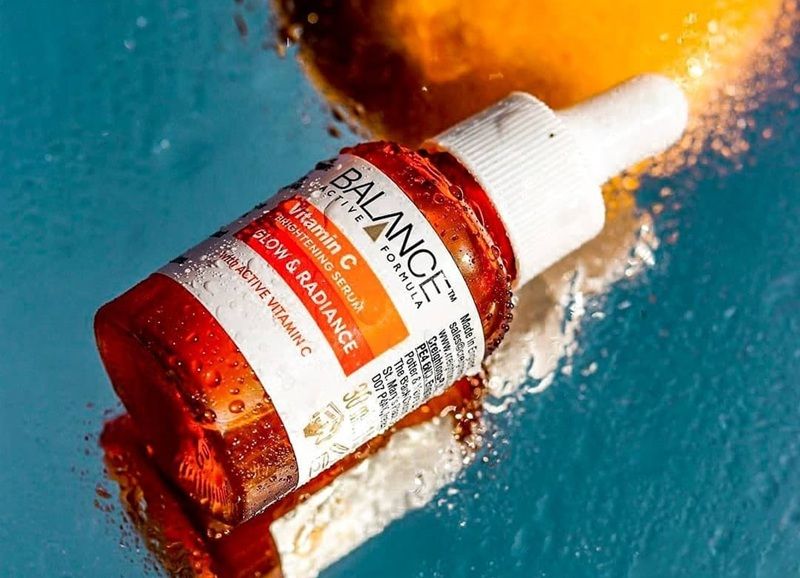 Balance Active Formula Vitamin C Brightening Serum có dạng lỏng trong suốt, thấm nhanh và không gây nặng mặt
