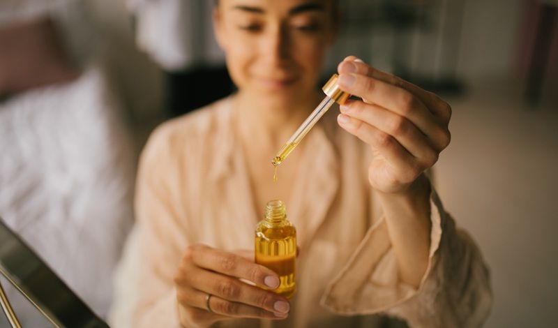 Serum vitamin C là một loại tinh chất dưỡng da chứa dẫn chất vitamin C ở nồng độ cao, có kết cấu lỏng nhẹ