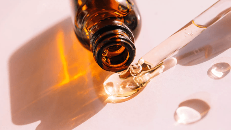 Vitamin C đóng vai trò trung tâm trong việc tái tạo, củng cố bộ khung nâng đỡ da