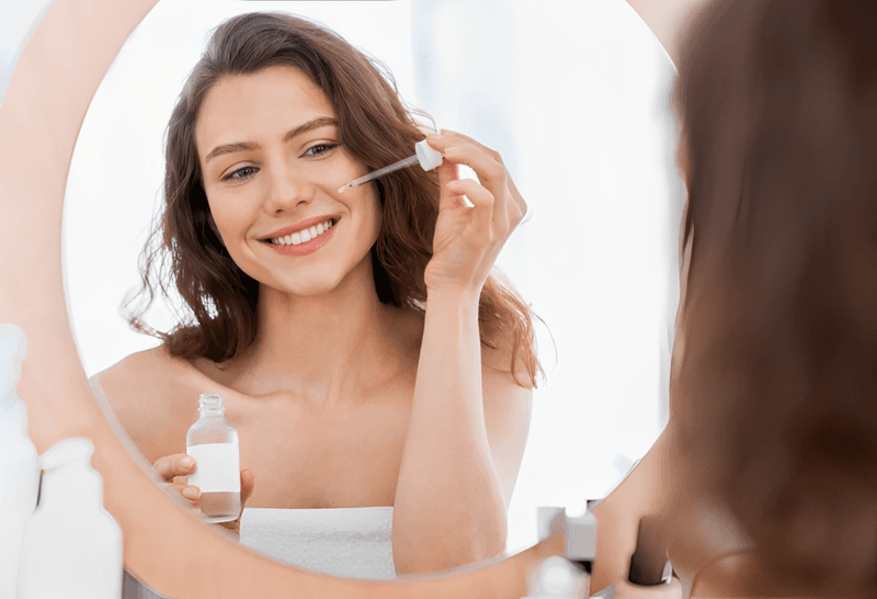 Serum Vitamin C sở hữu đặc tính kháng viêm tự nhiên, có khả năng làm dịu tình trạng mẩn đỏ và sưng tấy