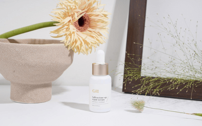 Serum Vitamin C Hàn Quốc Gilaa Saffron Tone Up Repair Serum chinh phục người dùng nhờ công thức kết hợp vitamin C cùng chiết xuất nghệ tây quý giá giúp làm sáng da và cải thiện sắc tố.