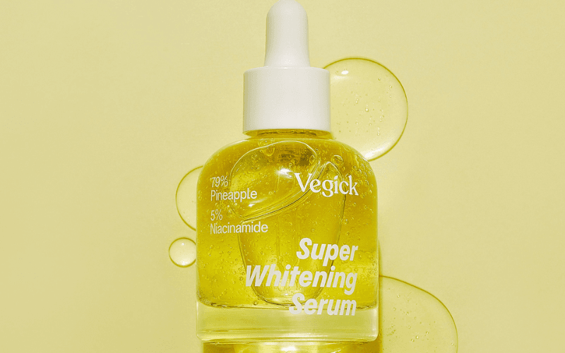 Serum Vitamin C trị nám Vegick Super Whitening Serum sử dụng chiết xuất dứa tươi ép lạnh – một nguồn enzyme tự nhiên giàu vitamin C, bromelain và các chất chống oxy hóa giúp làm sáng da