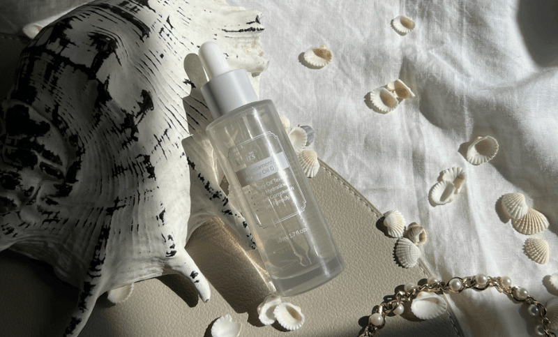 2-3 giọt. Nhỏ serum ra lòng bàn tay, xoa nhẹ để làm ấm rồi áp lên mặt và vỗ nhẹ.