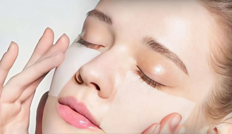 Vào những ngày da đặc biệt khô ráp, mệt mỏi hoặc cần làm dịu tức thì, sản phẩm cũng có thể được sử dụng để làm lotion mask.