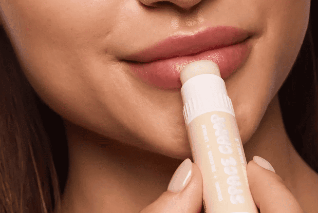 son dưỡng môi có chứa chì không hình 1.png