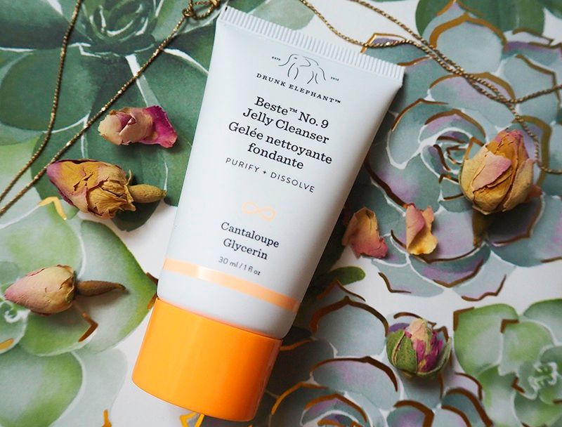 Beste No. 9 Jelly Cleanser gây chú ý nhờ kết cấu dạng gel thạch trong suốt, được thiết kế để làm sạch lớp trang điểm nhẹ và dầu thừa