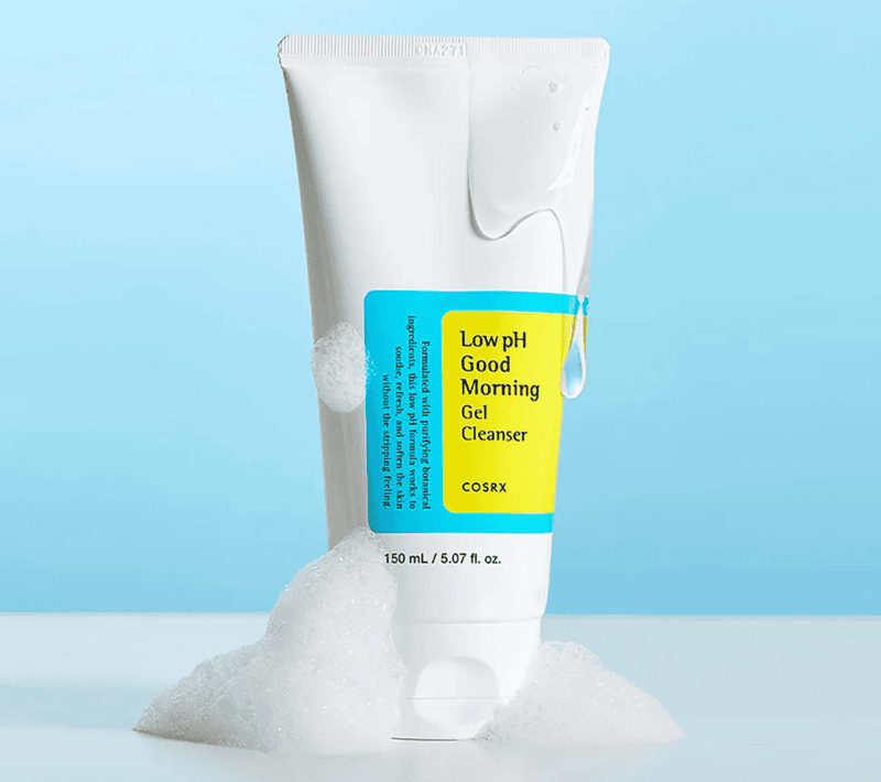 Trong số những dòng sữa rửa mặt an toàn được nhiều người quan tâm, COSRX Low pH Good Morning Gel Cleanser luôn được nhắc đến như một sản phẩm tiêu biểu