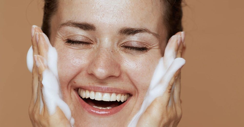 Sữa rửa mặt cho da dầu mụn có giúp thu nhỏ lỗ chân lông