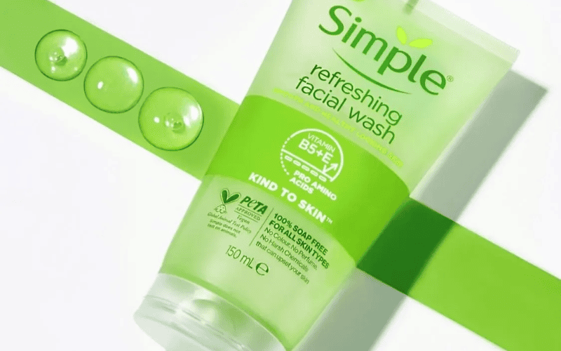 Simple Refreshing Facial Wash là sữa rửa mặt dịu nhẹ từ thương hiệu Simple, nổi bật với khả năng làm sạch bụi bẩn và dầu thừa mà vẫn duy trì độ ẩm tự nhiên cho da