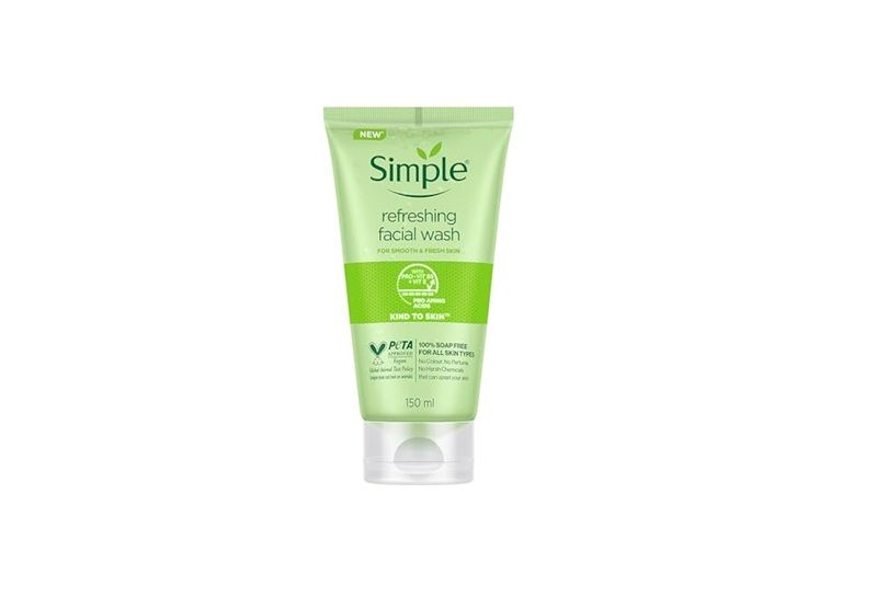 Trong số các sản phẩm của Simple, Refreshing Facial Wash mang đến khả năng làm sạch dịu nhẹ nhưng hiệu quả, đặc biệt cho làn da khô và nhạy cảm
