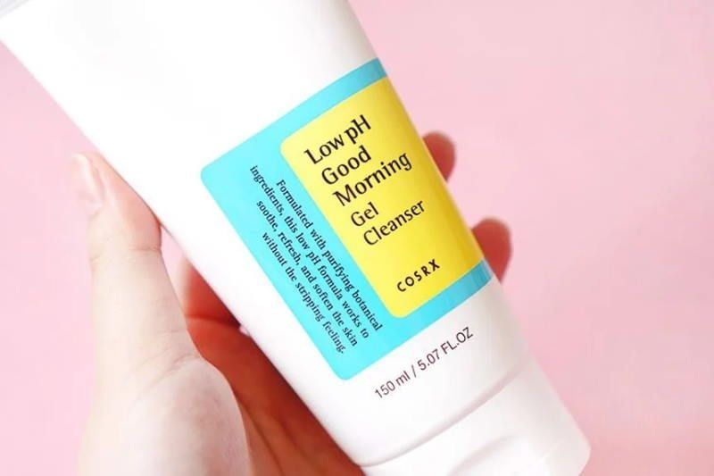 Sản phẩm sữa rửa mặt COSRX Low pH Good Morning Gel Cleanser được thiết kế đặc biệt để mang lại trải nghiệm làm sạch dịu nhẹ