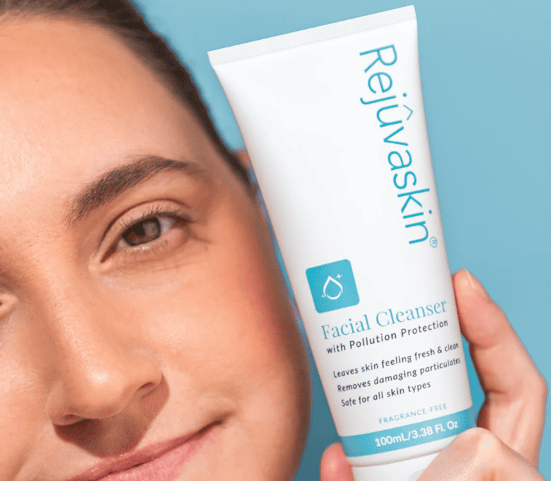 Rejuvaskin đã phát triển Anti-Aging Cleanser thành giải pháp độc đáo, kết hợp khả năng làm sạch sâu, cải thiện mụn và chống lão hóa trong một công thức