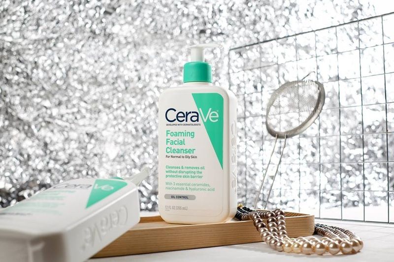 CeraVe Foaming Facial Cleanser là dòng sữa rửa mặt được phát triển dành cho da dầu mụn, mang đến trải nghiệm làm sạch đơn giản nhưng hiệu quả