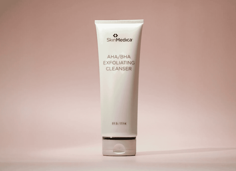 AHA-BHA Exfoliating Cleanser cung cấp một giải pháp làm sạch và tẩy tế bào chết chuyên sâu