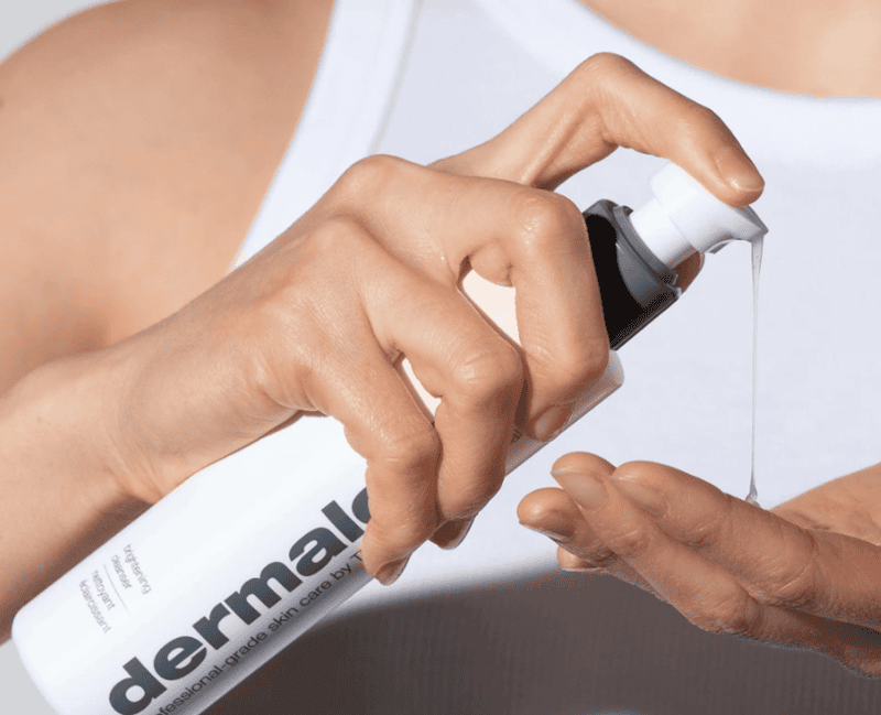 Dermalogica Daily Glycolic Cleanser kết hợp Glycolic Acid với chiết xuất hoa cúc La Mã và dầu hạt jojoba, nhẹ nhàng loại bỏ tế bào chết trên bề mặt