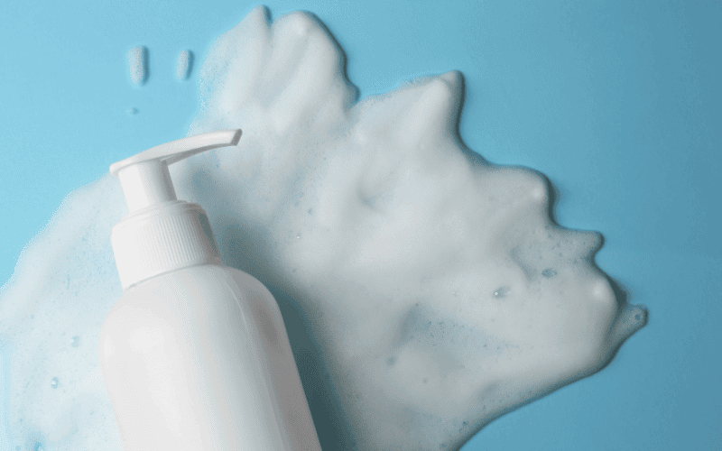Sữa rửa mặt có bọt là loại sản phẩm tạo ra lớp bọt mịn khi tiếp xúc với nước và ma sát.