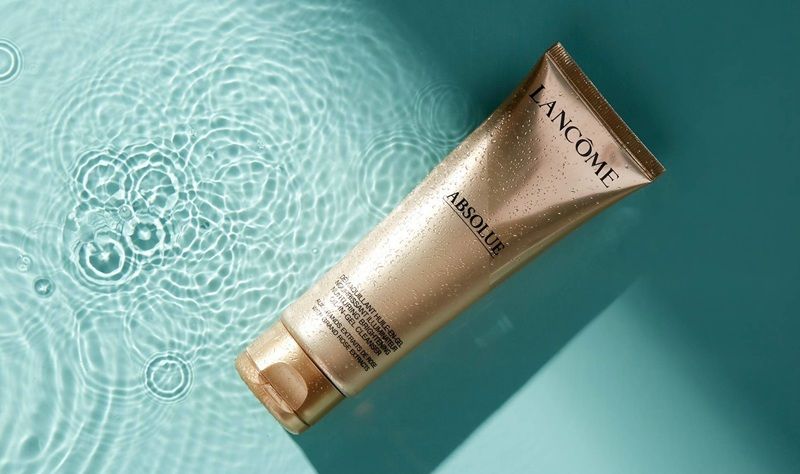 Lancôme Absolue Purifying Brightening Gel Cleanser được xem là một trong những loại sữa rửa mặt đắt nhất thế giới
