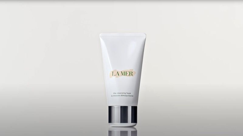 Sữa rửa mặt La Mer The Cleansing Foam được phát triển với công nghệ độc quyền của thương hiệu, cung cấp trải nghiệm làm sạch và nuôi dưỡng da độc đáo