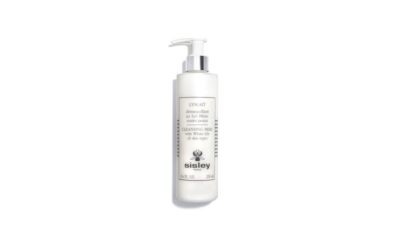 Sữa rửa mặt Sisley Cleansing Milk with White Lily được thiết kế để làm sạch da dịu nhẹ mà vẫn duy trì sự cân bằng