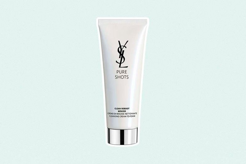 YSL Pure Shots Clean Reboot Mousse có kết cấu chuyển đổi từ kem sang bọt mịn, hướng tới việc làm sạch sâu những tạp chất bám trên da