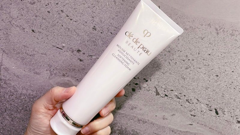 Clé de Peau Beauté Softening Cleansing Foam được phát triển với lớp bọt sang trọng, chứa nhiều thành phần dưỡng ẩm thiên nhiên