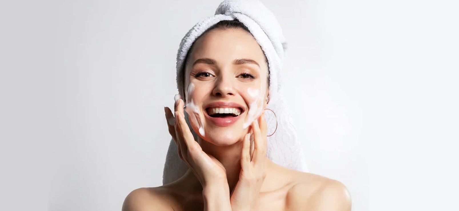 Da nhạy cảm nên dùng sữa rửa mặt có độ pH 5.5