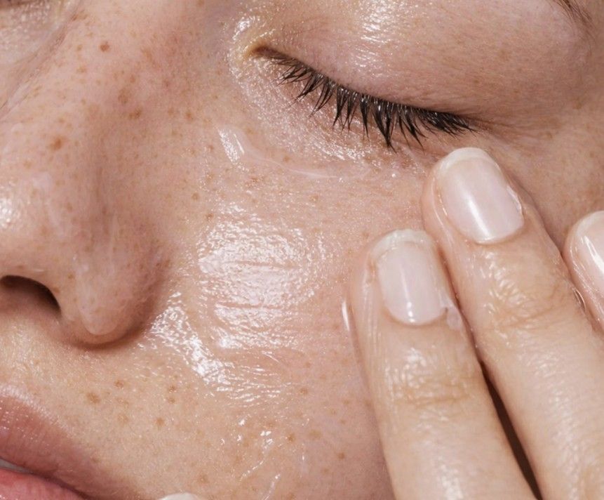 Sữa rửa mặt dạng gel là sản phẩm có kết cấu trong suốt, hơi đặc