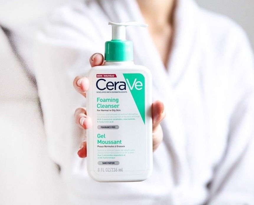 CeraVe Foaming Facial Cleanser đồng thời củng cố cấu trúc của hàng rào bảo vệ bên ngoài