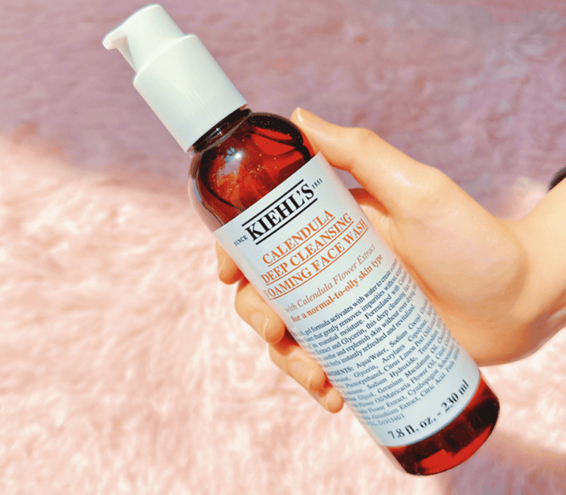 Kiehl’s Calendula Deep Cleansing Foaming Face Wash gây ấn tượng bởi công thức chiết xuất hoa cúc dịu nhẹ, đem tới cảm giác thư giãn mỗi lần sử dụng